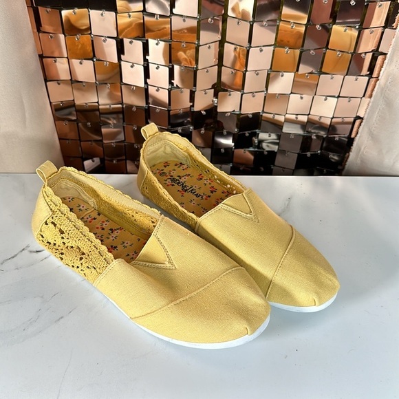 Ardene mustard Yellow Toms Style Slip on Flats w Lace Detailing Size 10 - Picture 1 of 7